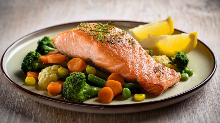 Garlic Lemon Steamed Salmon with Vegetables